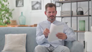 Orta Yaşlı Adam Evinde Belge Okuyor