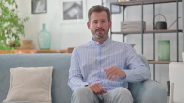 Öksüren Orta Yaşlı Adam Evdeki Koltukta Oturuyor