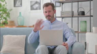 Orta Yaşlı Adam Laptop 'ta Video Sohbeti Yapıyor