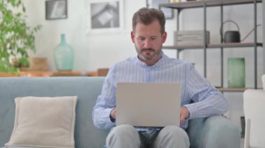 Orta Yaşlı Adam Laptop 'ta Başarı Kutlaması