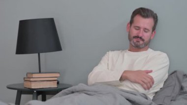 Yatakta Uyuyan Orta Yaşlı Adam