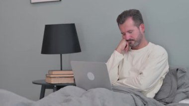 Yorgun Orta Çağ Adamı Dizüstü bilgisayarla Yatakta Uyuyor