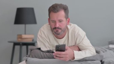 Yatakta Mide Üzerine Yatan Adam 'dan Telefon Konuşması