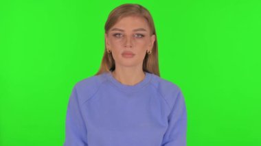 Yeşil Arkaplanda Ciddi Kadın, Portre