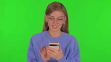 Yeşil Arkaplanda Telefon Kullanan Kadın