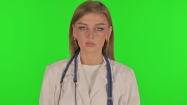 Yeşil Arkaplanda Ciddi Kadın Doktor Portresi