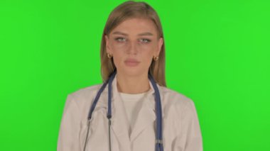 Yeşil Arkaplanda Gülümseyen Kadın Doktor Portresi