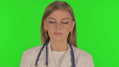 Kadın Doktorun Portresi İnsanları Yardım için Davet Ediyor, Beni Yeşil Arkaplanda Ara