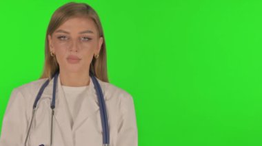 Yeşil Arkaplanda Kopyalama Alanını Gösteren İşkadını Portresi