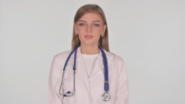 Beyaz arka planda gülümseyen kadın doktor portresi