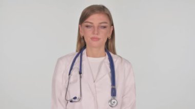 Beyaz Arkaplanda İnkâr Eden Kadın Doktor Portresi