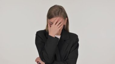 Ağlayan İş kadınının portresi Beyaz Arkaplanda Üzüntü Duyuyor