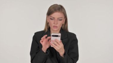 İş kadınının portresi Beyaz Arkaplanda Kayıp Telefondan Şok Oldu