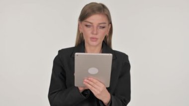 Beyaz Arkaplanda Sayısal Tablet Kullanan İşkadını Portresi