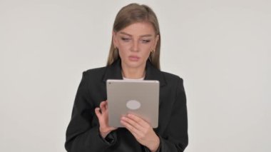Beyaz Arkaplanda Kayıp Tabletindeki İş kadınının Portresi