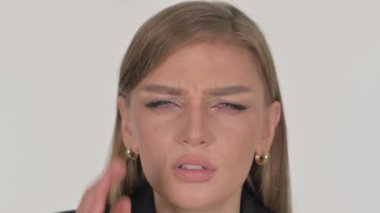 Beyaz Arkaplanda Migreni Olan Kadın 'ın Kapanışı