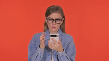 Günlük Genç Kadın Kaybından Şok Oldu Telefonda Turuncu Arkaplanda, Portre