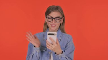 Günlük Genç Kadın Turuncu Arkaplanda Tablet 'te Video Sohbeti Yapıyor