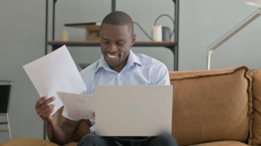 Evrak işlerini yapan Afrikalı Tezahüratçı