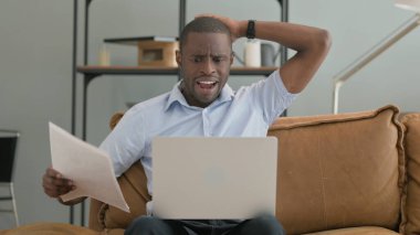 Belgeleri evde okurken Afrikalı Adam Şok Oldu