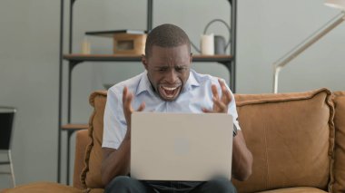 Afrikalı Adam Masaüstü Bilgisayarındaki Başarısızlığa Tepki Veriyor