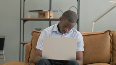 Evde Dizüstü bilgisayar kullanırken Uyuyan Afrikalı Adam