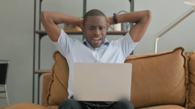 Yitik Afrikalı Adam Dizüstü bilgisayarda Koltukta Otururken Şok Oldu