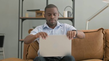 Bench 'te oturduktan sonra Afrika' lı Adam Duruyor ve Gidiyor