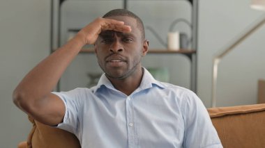 Evdeki koltukta oturan Afrikalı Adam 'ın Fırsat Ararken Portresi
