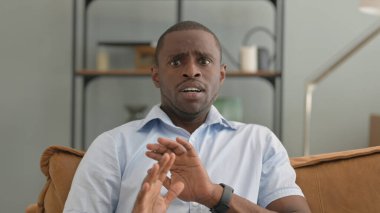 Şok olmuş Afrikalı Adam 'ın Portresi Evdeki Koltukta Korku içinde Oturuyor