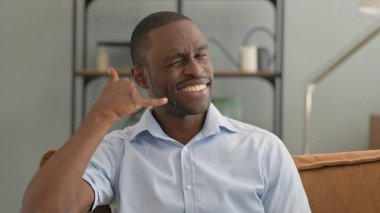 Evdeki Koltukta oturan Afrikalı Adam 'dan Bana Jest Deyin