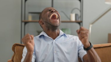 Öfkeyle bağıran ve bağıran Afrikalı adamın portresi