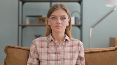 Evdeki Koltukta Oturan Ciddi Genç Kadının Portresi