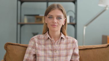 Evdeki Koltukta Oturan İnkâr Eden Genç Kadın Portresi