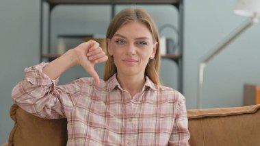 Evdeki Koltukta Oturan Baş Parmaklı Genç Kadın Portresi