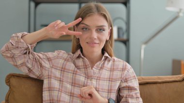 Açık havada dans eden gülümseyen genç kadının portresi