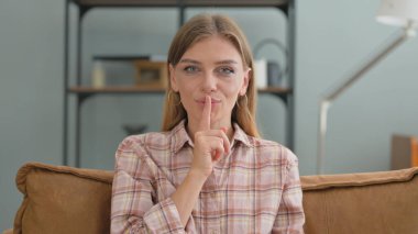 Sessizlik Lütfen Genç Kadın 'ın Evdeki Koltukta Oturması