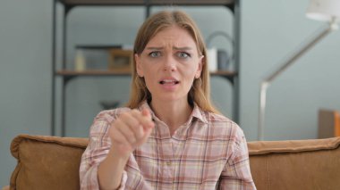 Öfkeyle Bağıran ve Bağıran Genç Kadın Portresi