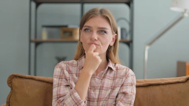 Beyin Fırtınası Genç Kadın Evdeki Koltukta Otururken Düşünüyor