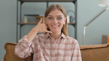 Bana Evdeki Koltukta Oturan Genç Kadın Jesti deyin.