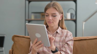 Genç Kadın Evdeki Koltukta Otururken Tablet Kullanıyor