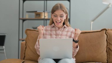 Laptop 'ta Başarı Kutlaması Genç Kadın