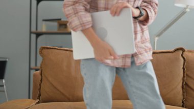 Genç Kadın Laptop 'ı Kapatıyor ve Dışarıdaki Benç' ten Çıkıyor