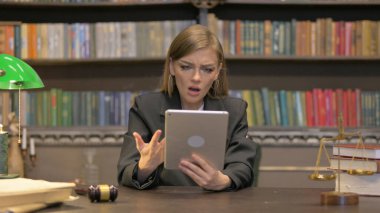 Ofisteki Tablette Kaybı Olan Kadın Avukat