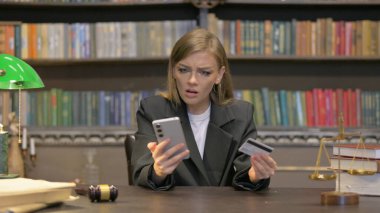 Ofiste Çevrimiçi Bankacılık Sorunu Yaşayan Kadın Avukat