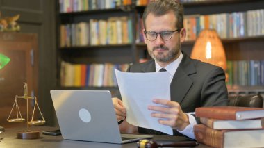 Orta Çağ Avukatı Ofisteki Laptop 'ta Evrak İşleri Yapıyor