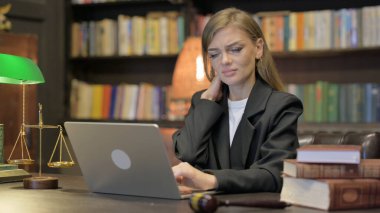 Dizüstü bilgisayarlı Boyun Ağrısı Olan Kadın Avukat