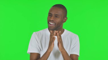 Yeşil Arkaplanda Beyin Fırtınası Yapan Afrikalı Adamın Portresi