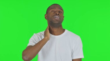Yeşil Arkaplanda Boyun Ağrısı Olan Afrikalı Adamın Portresi
