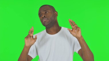 Yeşil Arkaplanda Dans Eden Afrikalı İş Adamının Portresi